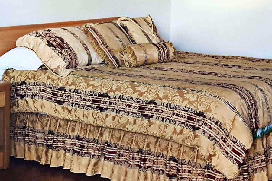 one queen bed room