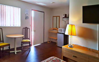 Alpine Motel one-queen thumbnail