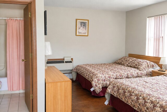 Double Queen Bed Rooms at Alpine Motel — photo 25