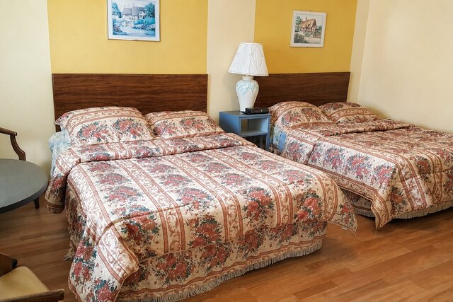 Double Queen Bed Rooms at Alpine Motel — photo 37