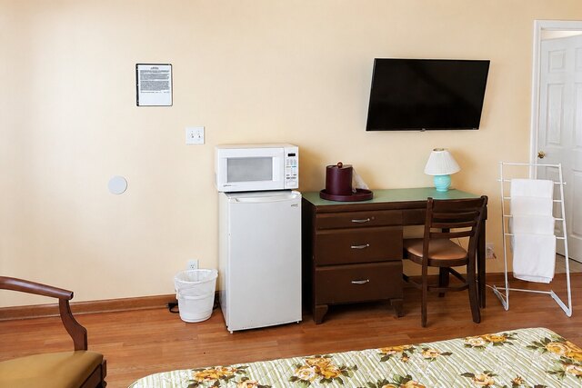 Double Queen Bed Rooms at Alpine Motel — photo 40
