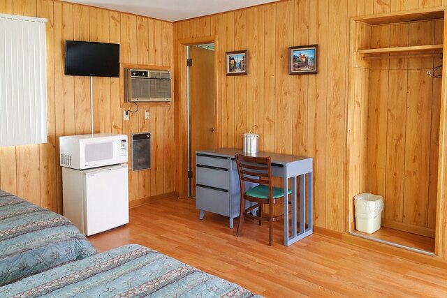 Double Queen Bed Rooms at Alpine Motel — photo 43