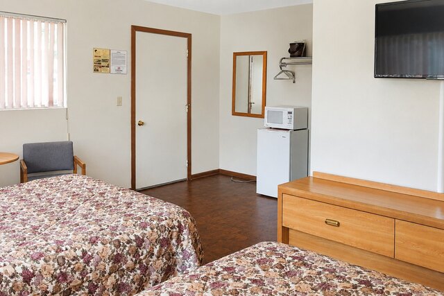 Double Queen Bed Rooms at Alpine Motel — photo 26
