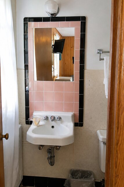 Double Queen Bed Rooms at Alpine Motel — photo 44