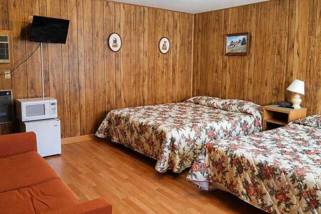 Double Queen Bed Rooms at Alpine Motel — photo 46