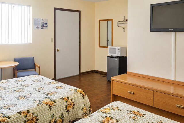 Double Queen Bed Rooms at Alpine Motel — photo 30