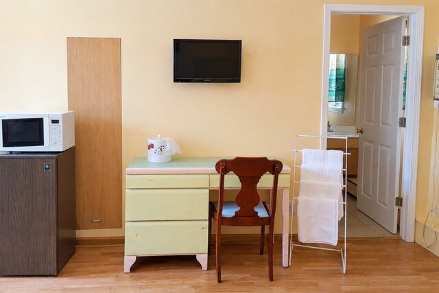 Double Queen Bed Rooms at Alpine Motel — photo 31