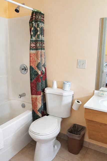 Double Queen Bed Rooms at Alpine Motel — photo 32