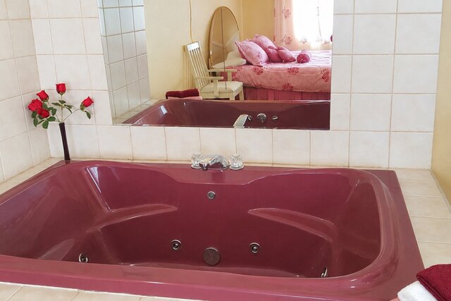 One Queen Bed Room at Alpine Motel