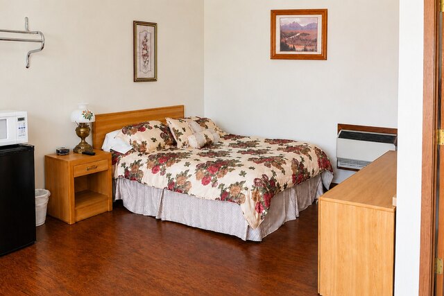 Comfortable queen room at Alpine Motel