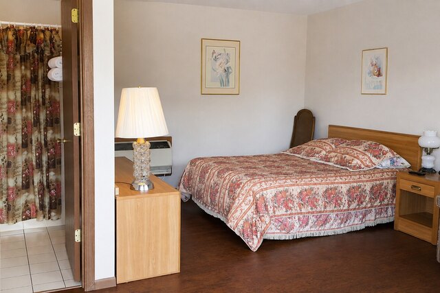 Queen room sleeping area