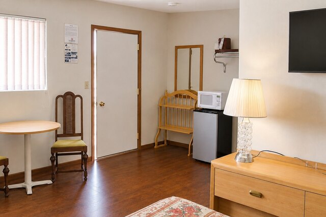 Queen room amenities