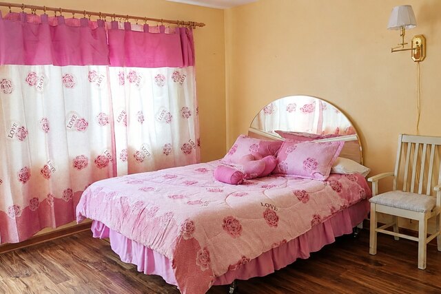 Private bathroom in queen room